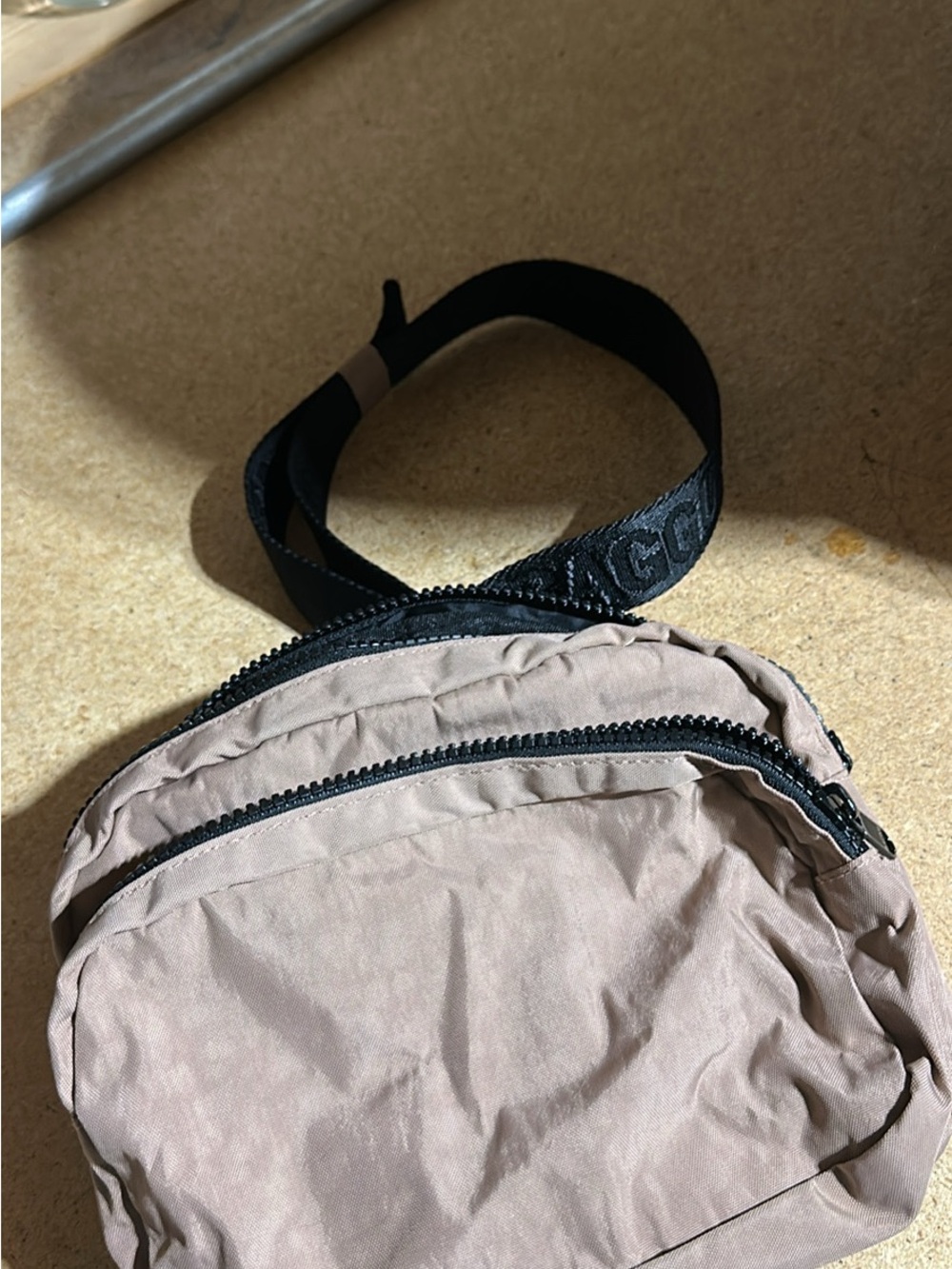 BAGGU Tan & Black Belt Bag